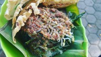 Enak tak harus mahal, komentar @aris_sapt. Pecelnya disajikan di atas pincuk dengan rempeyek. Sedap! Foto: Instagram @aris_sap