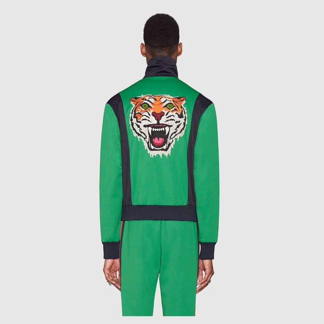 Harganya pun tentu bagai bumi dan langit. Bila jaket Gojek hanya puluhan ribu Rupiah, jaket keluaran Gucci dibanderol US$ 1.490 atau Rp 21,4 jutaan. Foto: Gucci