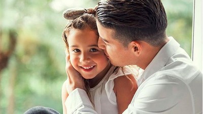 Bikin Melting, Kedekatan Pesepakbola James Rodriguez dan Anaknya