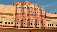 Dirancang oleh arsitek Lal Chand Usta atas permintaan Maharaja Sawai Pratap Singh. Tujuan dari istana ini adalah menjadi tempat bagi para perempuan di kerajaan untuk bisa melihat keluar tanpa terlihat oleh masyarakat. (hawa-mahal.com)