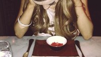 Itu bukan potongan daging ikan tuna atau kue. Tapi, potongan buat semangka. Ini karena diva itu sedang ingin makan semangka. Foto: Instagram arianagrande