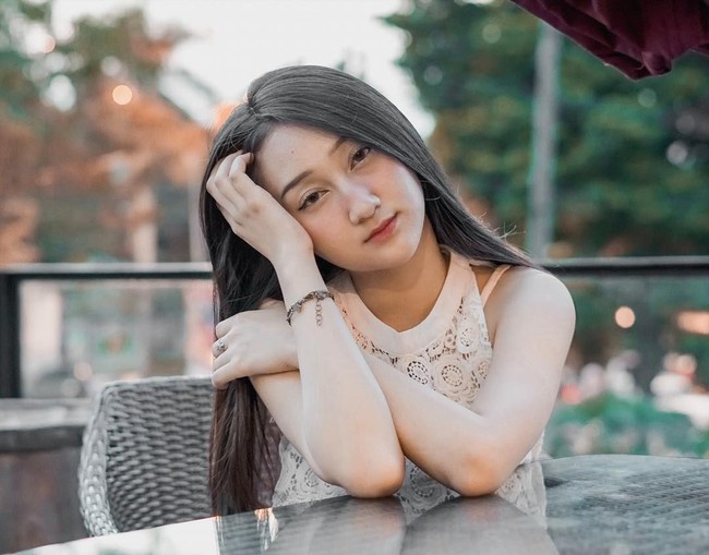 Sandrina Azzahra sebelumnya dikenal melalui ajang Indonesia Mencari Bakat (IMB) 3. Pelantun Goyang 2 Jari ini pun banyak dikenal oleh pengguna Tik Tok lewat berbagai postingannya itu. Foto Instagram @sandrinamazayya