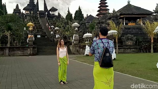 Wisatawan di Pura Besakih (Ardian/detikTravel)