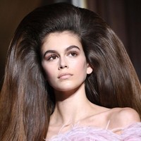 Rambut model Kaia Gerber pun tak luput dari hair-do yang dramatis ini. Tampaknya, Piccioli ingin menghidupkan lagi era retro dengan keglamorannya. (Foto: Getty Images)