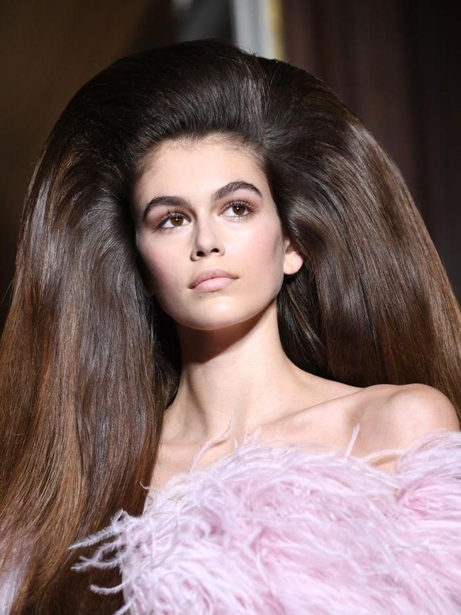 Rambut model Kaia Gerber pun tak luput dari hair-do yang dramatis ini. Tampaknya, Piccioli ingin menghidupkan lagi era retro dengan keglamorannya. (Foto: Getty Images)