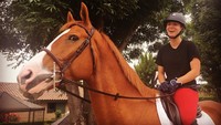 Jika tak sedang syuting, Kaley banyak menghabiskan waktu bersama kudanya. Foto: instagram/normancook
