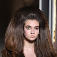 Diiringi salah satu lagu opera termahsyur, Casta Diva, signore Piccioli mengirim para modelnya dalam balutan gaun-gaun megar dengan rambut sasak bervolume dramatis. (Foto: Getty Images)