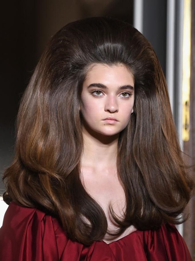 Diiringi salah satu lagu opera termahsyur, Casta Diva, signore Piccioli mengirim para modelnya dalam balutan gaun-gaun megar dengan rambut sasak bervolume dramatis. (Foto: Getty Images)