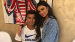 Foto: Kekasih Dele Alli yang Suka Pamer Keseksian di Pantai