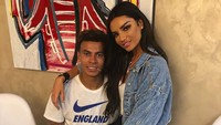 Meski performa Dele Alli di Piala Dunia 2018 belum terlihat sinarnya, Ruby Mae terlihat setia mendukung sang kekasih. Diintip dari Instagramnya, Ruby menuliskan ungkapan So Proud untuk Dele Alli. (Instagram/@rubymae3223)