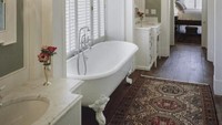 Kamar mandinya juga didesain klasik supaya selaras dengan tampilan ruangan lainnnya. Istimewa/mansionglobal.