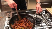 Mau nggak nih dimasakin oleh chef Cavani? Tak hanya pintar bermain bola loh tapi juga memasak di dapur pun jago.  Foto: Dok. detikFood