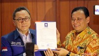 Kunjungan Bawaslu ke kantor DPP PAN pun diakhiri dengan foto bersama antara Ketua Bawaslu Abhan dengan Ketua Umum PAN Zulkifli Hasan.