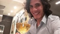 Edinson Roberto Cavani Gómez, pemain sepak bola berkebangsaan Uruguay yang bermain di klub Paris Saint-Germain. Pria 31 tahun ini terlihat keren sambil membawa segelas wine. Foto: Instagram @cavaniofficial21