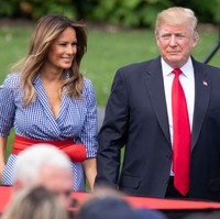 Lengan gaunnya tergulung, menciptakan kesan yang rileks. Belahan dada yang rendah sedikit mengakomodasi keseksian sang mantan model. (Foto: Getty Images)