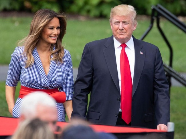 Lengan gaunnya tergulung, menciptakan kesan yang rileks. Belahan dada yang rendah sedikit mengakomodasi keseksian sang mantan model. (Foto: Getty Images)