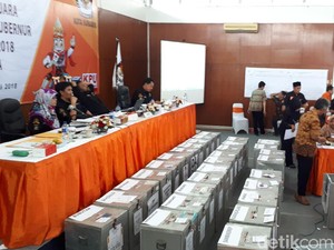 Rekapitulasi Suara Pilgub Jatim di KPU Surabaya Diwarnai Protes