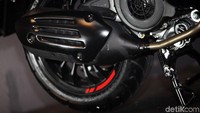 Vespa Sprint Carbon menggendong mesin i-get berkapasitas 150cc.