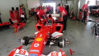 Tapi mereka bukan dipakai balapan, hanya untuk eksibisi saja. Nah, konon, mobil-mobil tersebut sudah dibeli oleh konsumen-konsumen kaya di sejumlah negara.
