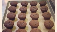 Wah, muffin cokelat ini buatan Ariana Grande atau bukan, ya? Yang jelas muffin tersebut masih di atas loyang. Ia juga menulis emotikon love pada foto ini. Foto: Instagram arianagrande