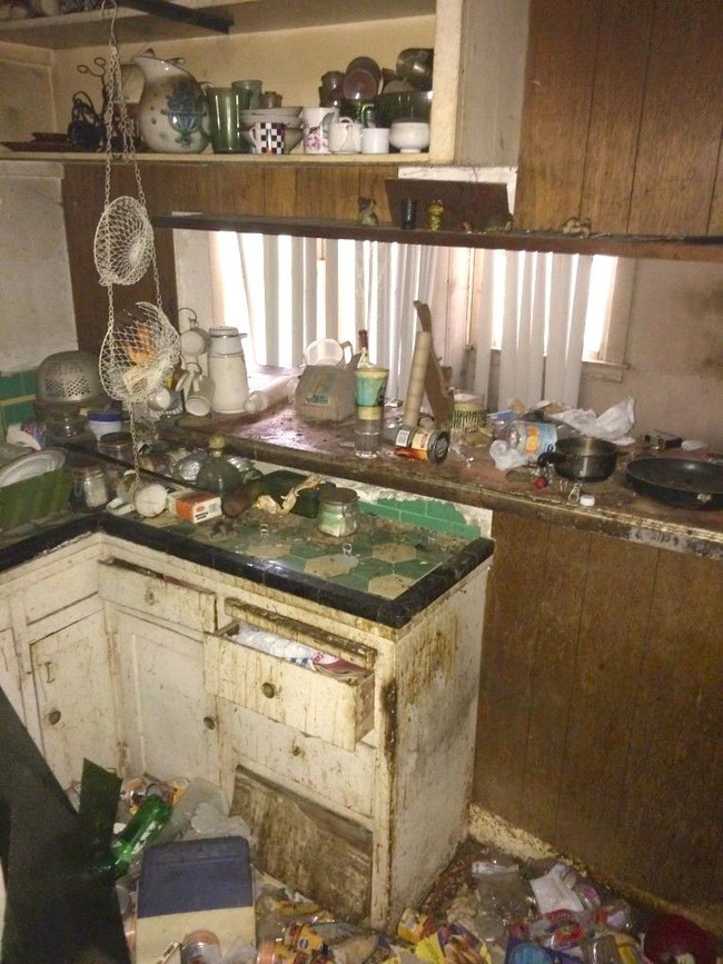 Dilansir Elite Readers, sepertinya si empunya rumah hanya menjadikan bangunan ini sebagai gudang dan menumpuk barang-barang serta sampah. Foto: Dok. Elite Readerss/ Tracy Do Real Estate