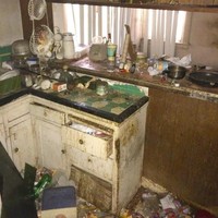 Dilansir Elite Readers, sepertinya si empunya rumah hanya menjadikan bangunan ini sebagai gudang dan menumpuk barang-barang serta sampah. Foto: Dok. Elite Readerss/ Tracy Do Real Estate