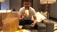 Mengisi waktu santainya, Villa sudah bersiap nonton tv ditemani camilan. Ada burger, kentang goreng hingga es krim dari gerai fast food. Foto: Instagram @davidvilla