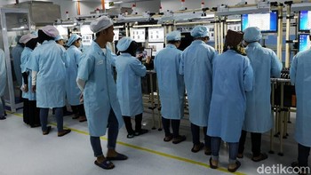 Setiap karyawan dan pengunjung diwajibkan mengenakan pakaian lengkap yang telah disediakan sebelum memasuki area pabrik. (Foto: detikINET/Muhammad Alif Goenawan)