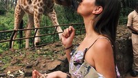 Beruntung banget jerapah ini ya, bisa mendapatkan kecupan manja dari pramugari cantik Brigita. Dari captionnya Brigita mengabadikan momen ini di Giraffe Centre, Kenya. (imbrigita/Instagram)