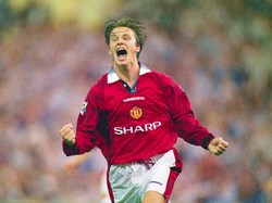 David Beckham identik dengan nomor 7 pada masanya sebagai pemain tim senior di Old Trafford (1992–2003). Tapi pemilik kaki kanan mematikan itu pun pernah pakai nomor 10 sepanjang musim 1996/1997. (Foto: Shaun Botterill/Allsport/Getty Images)