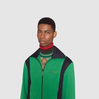 Jaket berbahan techno jersey itu juga dihiasi gambar harimau yang menjadi ikon rumah mode Italia ini. Foto: Gucci