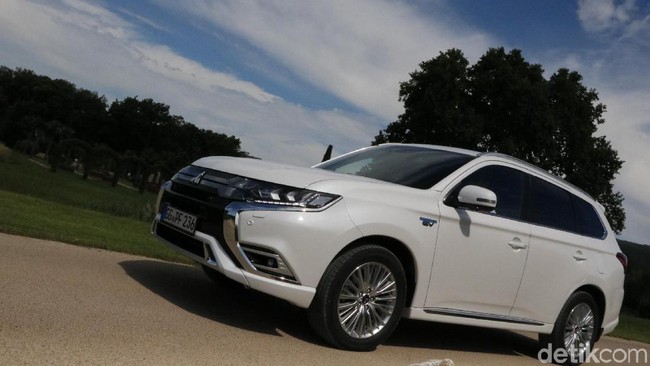 Samurai Biru Mitsubishi Outlander PHEV