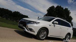 Samurai Biru Mitsubishi Outlander PHEV