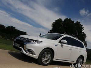 Samurai Biru Mitsubishi Outlander PHEV