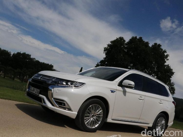 Samurai Biru Mitsubishi Outlander PHEV