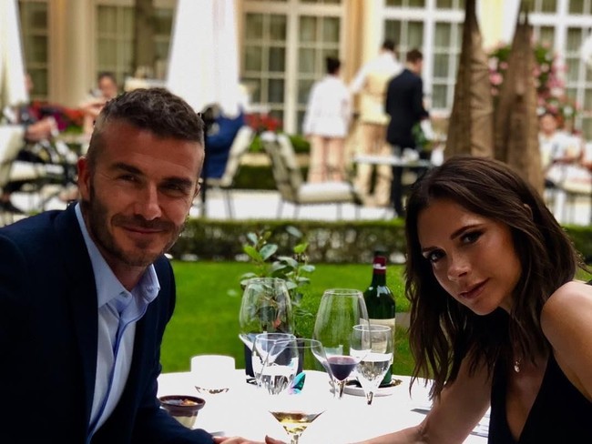 Di hari kasih sayang tampaknya David Beckham ingin memberikan hadiah paling mahal untuk sang istri Victoria. David Beckham memberikan kalung berlian Bulgari seharga US$8 juta atau sekitar Rp 112 miliar. Wow!  Foto: Istimewa