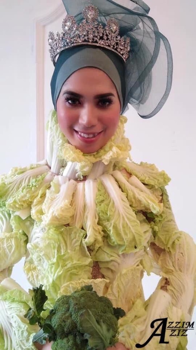 Tak cukup dengan tema seramnya, Azzam beralih ke tema lainnya yaitu sayuran. Bukan hanya terinspirasi, tapi Azzim membuat busana pengantin terbuat dari sawi asli. Satu gaun tersebut menghabiskan 30 sawi. Lagi-lagi Azzim mendapat sambutan sensasional dan tak sedikit mendapat kritikan. Foto: Instagm/AzzamAziz