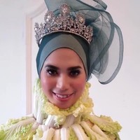 Tak cukup dengan tema seramnya, Azzam beralih ke tema lainnya yaitu sayuran. Bukan hanya terinspirasi, tapi Azzim membuat busana pengantin terbuat dari sawi asli. Satu gaun tersebut menghabiskan 30 sawi. Lagi-lagi Azzim mendapat sambutan sensasional dan tak sedikit mendapat kritikan. Foto: Instagm/AzzamAziz