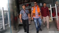 Pihak swasta, Syaiful Bahri mengenakan kacamata Ray-Ban keluar dari gedung KPK.