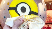 Ketika di Universal Studios Jepang. Sabrina pun tak melewatkan untuk mencicip dessert unik berbentuk Minion. Foto: Instagram @sabrinachairunnisa_