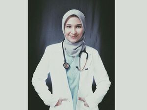 Gaya Hijab Dokter Cantik Adik ZeeZee Shahab, Manis dan Stylish
