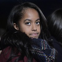 Lulus SMA, sebelum ia melanjutkan ke jenjang universitas, Malia sempat magang di kedutaan Amerika di Madrid, Spanyol. Malia layaknya remaja pada umumnya yang tidak dimanjakan oleh kedua orangtuanya.  Foto: dok. Getty Images