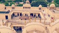 Traveler yang mau berkeliling di Hawa Mahal bisa membeli tiket seharga 50 Rupee atau sekitar Rp 10.500 untuk wisman. Istana ini dibuka mulai pukul 09.00-16.30 waktu setempat. Selamat datang di Istana Angin! (disha.bali.50/Instagram)