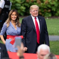 Perhatian tertuju pada Ibu Negara Amerika Serikat (AS) Melania Trump di acara piknik yang digelar di halaman Gedung Putih, Washington D.C. untuk merayakan Hari Kemerdekaan AS, Rabu (4/7/2018). Muncul bersama Presiden Trump, Melania meluapkan rasa patriotismenya dalam balutan shirtdress biru bersabuk merah. (Foto: Getty Images)