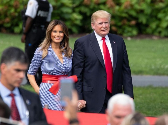 Perhatian tertuju pada Ibu Negara Amerika Serikat (AS) Melania Trump di acara piknik yang digelar di halaman Gedung Putih, Washington D.C. untuk merayakan Hari Kemerdekaan AS, Rabu (4/7/2018). Muncul bersama Presiden Trump, Melania meluapkan rasa patriotismenya dalam balutan shirtdress biru bersabuk merah. (Foto: Getty Images)