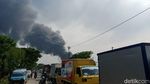 Potret Asap Hitam Membubung di Kampung Bandan