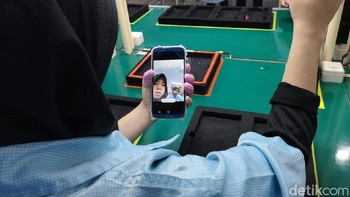 Baru setelah itu masuk ke dalam tahap quality control dan ponsel pun siap dikirim ke Jakarta untuk kemudian didistribusikan ke beberapa daerah. (Foto: detikINET/Muhammad Alif Goenawan)