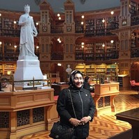 Tina Nur Alam merupakan istri dari Gubernur Sulawesi Tenggara (Sultra) nonaktif Nur Alam yang divonis 12 tahun penjara atas kasus korupsi. Nur Alam terbukti menerima gratifikasi mencapai Rp 40 miliar. Tina Nur Alam sendiri yang di foto ini berpose membawa tas Chanel seharga puluhan juta rupiah saat ini menjabat sebagai anggota DPR RI. Foto: Instagram, Facebook