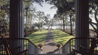 Pintu depan rumah ini langsung mengarah ke Sungai North Newport. Istimewa/mansionglobal.