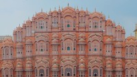 Istana ini terdiri dari 5 lantai yang menyerupai mahkota Krishna, Dewa Hindu. (nicemmin/Instagram)